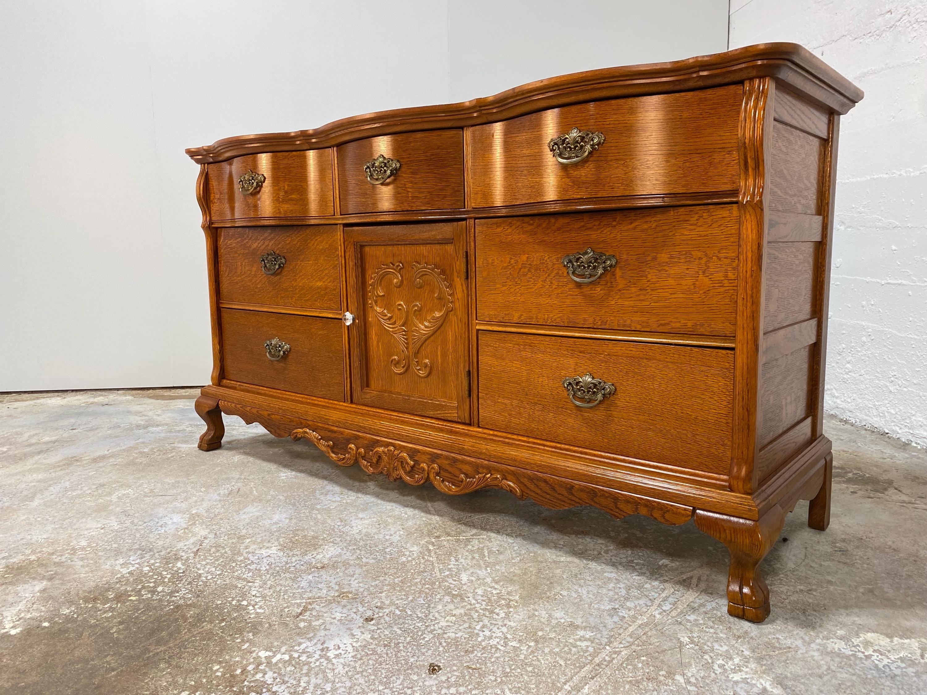 Lexington Victorian Sampler Collection Triple Dresser With Spindle