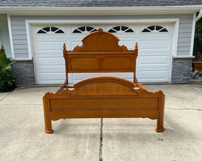 Lexington Furniture Victorian Sampler Collection Mansion King Size Bed