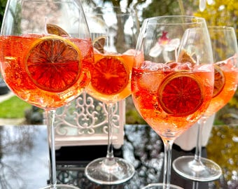 Aperol Spritz Kerze – Geburtstagsgeschenk - Gelwachs im Weinglas – handgemacht – Sommer-Deko – Cocktailkerze – Geschenkidee – realistisch