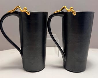 Tazas de metal Gunnar Ander Ystad, diseño sueco moderno de mediados de siglo, juego con asa negra y dorada.