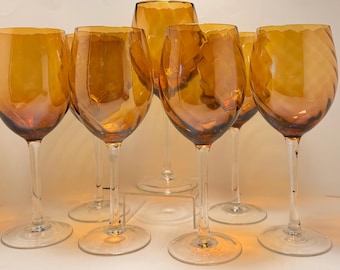 Juego de 7 copas de vino color ámbar con diseño de remolino, copas ópticas sopladas a mano, artículos de bar de mediados de siglo.