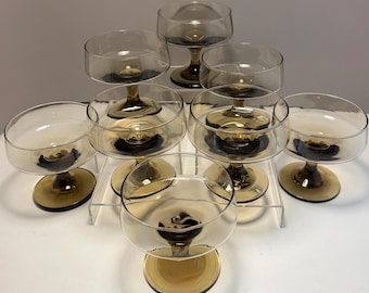Juego de 8 copas de cóctel de color ámbar ahumado – Artículos de bar de estilo moderno de mediados de siglo
