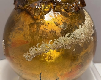 Jarrón de vidrio artístico italiano Mastro Vetraio: decoración escultórica de estilo Murano en tonos dorados y ámbar.