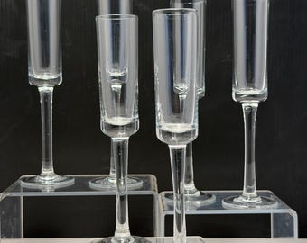 Juego de 5 vasos modernos transparentes para licores – Vasos minimalistas de tallo largo para bar, ideales para aperitivos.