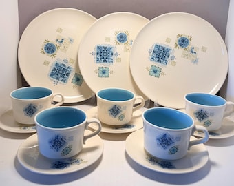 Vajilla vintage Taylor Smith Taylor Ever Yours: platos, tazas y platillos azules de mediados de siglo.