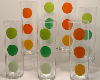 Vasos vintage Libbey con lunares – Artículos de bar de estilo moderno de mediados de siglo en verde y naranja.