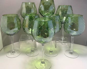 Juego de 8 copas de vino facetadas verdes vintage, copas con tinte esmeralda, artículos de bar de mediados de siglo.