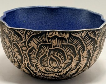 Cuenco de rosas esgrafiado tallado a mano – Cerámica esmaltada azul – Firmado por Studio Pottery – Cuenco artesanal floral para servir