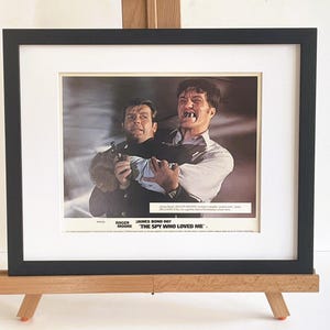 Tarjeta de vestíbulo original enmarcada de James Bond: La espía que me amó (Reino Unido) de 8 x 10 pulgadas