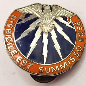 Militaria US Military 7th Signal Command Insignia Pin