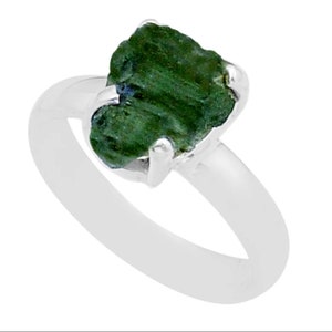 Handcrafted 4.00cts Solitaire Natural Green Moldavite Fancy Ring Size 7