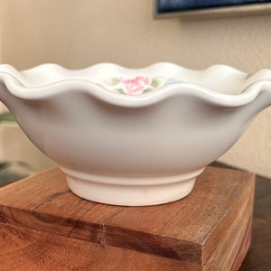 Pfaltzgraff Small Bowl with Scalloped Edge 7 Inches