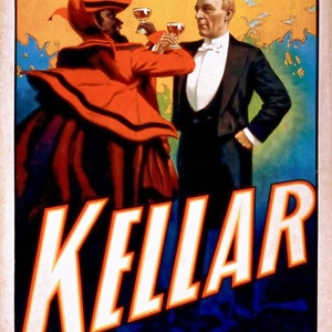 Puede incluir: Un cartel vintage que anuncia a un mago llamado Kellar. El cartel presenta a un hombre con esmoquin levantando una copa de vino con una figura diabólica en una túnica roja. El cartel está sobre un fondo azul y amarillo.