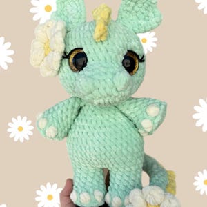 Crochet Dragon Plushie – Girly Amigurumi Dragon with Daisy Accents – Custom Fantasy Toy – Handmade Stuffed Animal – Pastel Plush Gift
