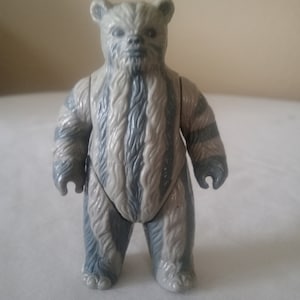 Puede incluir: Una figura de acción de Star Wars de un Wookiee peludo de color gris y blanco con una larga barba espesa.