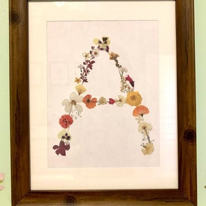Arte com letras de flores prensadas (impressão) - Arte com nome de berçário, decoração de berçário para quarto de bebê ou sala de jogos, decoração de berçário de floresta