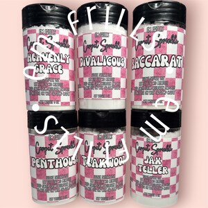 Può includere: Sei contenitori cilindrici in plastica di polvere per tappeti con coperchi neri. Ogni etichetta presenta un motivo a scacchi rosa e bianchi e il testo EM FRILLS, Carpet Sprinkle, e i nomi delle fragranze: Heavenly Grace, Divalicious, Baccarat, Penthouse, Teakwood e Jax Teller. Peso netto 170g.