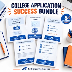 Op de afbeelding: Een College Application Success Bundle met vijf witte werkboeken met blauwe tekst en afbeeldingen. De titels zijn The Academic Resume Workbook, Recommendation Packets, The College Application Essay, Applying to College en The College Interview.