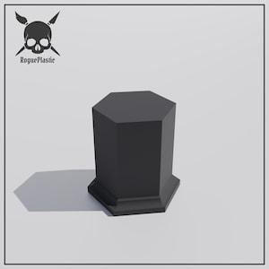 Peut inclure: Un piédestal hexagonal noir avec un dessus plat. Le piédestal est en plastique et a une finition lisse.
