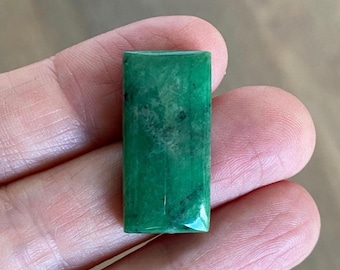 Heldergroene verdiet-fuschietcabochon 27 x 12 mm