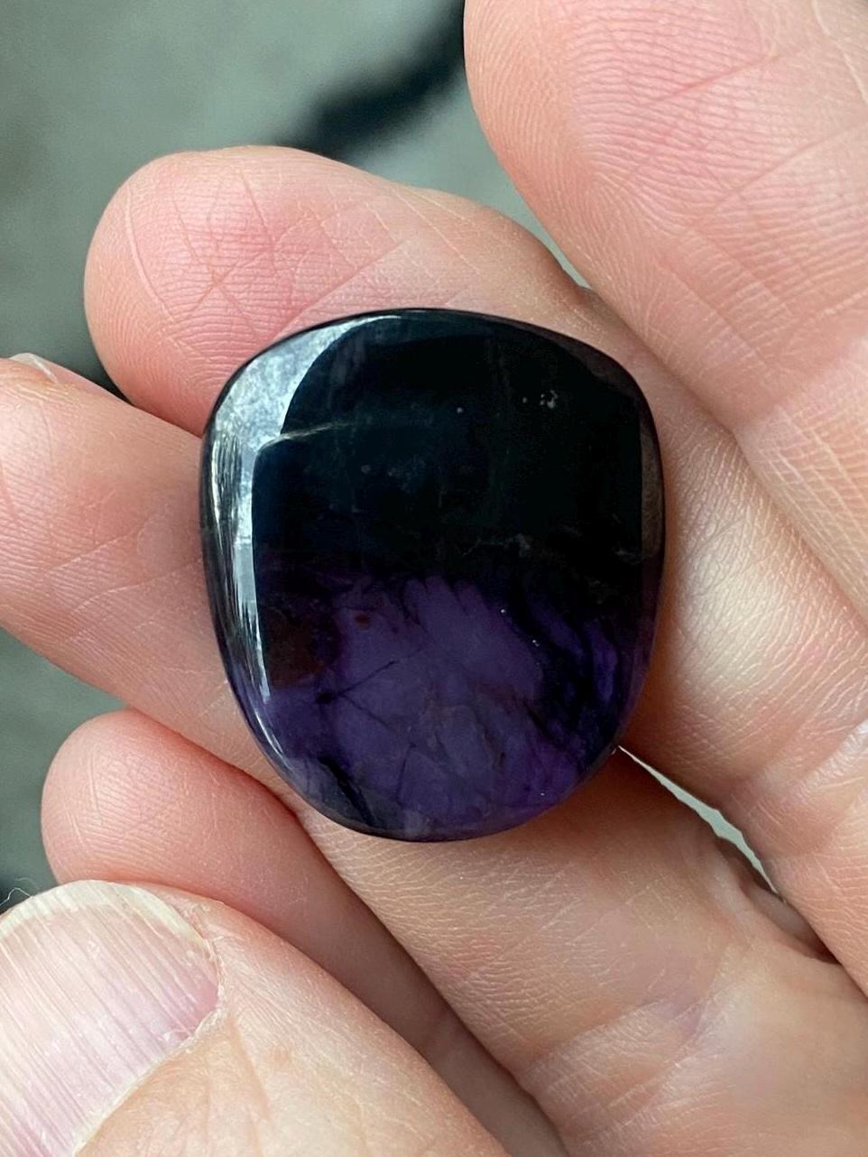 Sugilith wunderschöne tiefviolett und schwarz Cabochon 25 x 22 mm zur Herstellung von Schmuck