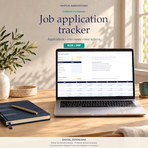 Puede incluir: Un portátil muestra una hoja de cálculo de seguimiento de solicitudes de empleo con un calendario de entrevistas. La pantalla muestra texto que incluye HUSTLELAUNCHSTUDIO, CAREER PLANNING, Job application tracker, Applications, interviews, next actions y XLSX + PDF. Un cuaderno azul y un bolígrafo dorado están sobre el escritorio.