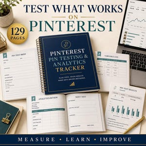 Può includere: Un quaderno a spirale blu scuro Pinterest Pin Testing & Analytics Tracker da 129 pagine. La copertina presenta testo dorato e un'icona a forma di puntina. Attorno al quaderno ci sono pagine aperte che mostrano un Pin Test Brief, Variable Log, Analytics Review, Next Test e un foglio di riepilogo dei risultati con grafici a barre, insieme a un portatile con dati analitici.