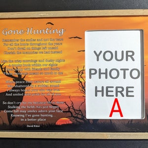 Op de afbeelding: Een ingelijst afdruk met een zonsondergangachtergrond en een hert-silhouet. De afdruk bevat een gedicht met de titel "Gone Hunting" met de tekst "Remember the smiles and not the tears... Cherish the memories we had instead... So don't cry for me because life is done... Knowing I've gone hunting... in a better place." De afdruk bevat ook een leeg fotolijstje met de tekst "YOUR PHOTO HERE" en een rode letter "A" eronder.