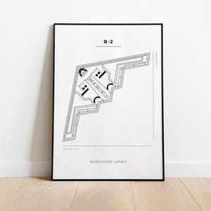 Puede incluir: Impresión en blanco y negro de un bombardero furtivo B-2, con la etiqueta "B-2" en la parte superior. Las dimensiones son 52,43 m y 21,03 m. El texto "NORTHROP SPIRIT" está en la parte inferior. La obra está enmarcada en un marco negro.