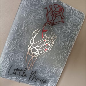 Custodia Kindle con inserto in lamina inquietante / Regali per lettori / Bookish / rose / Decorazioni / Adesivi Kindle / Booktok / Little Mouse / Adeline dark