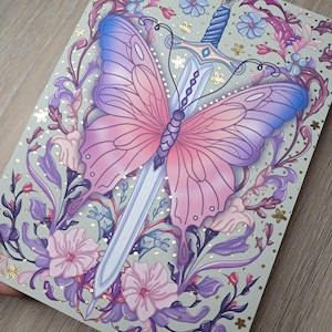 Könnte beinhalten: Ein Fantasy-Kunstdruck mit einem Schmetterling, der von einem Schwert durchbohrt wird. Der Schmetterling hat rosa und lila Flügel, und das Schwert hat einen blauen Griff. Der Druck ist mit floralen Elementen in Lila, Rosa und Gold verziert.