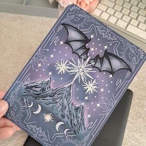 Folierte Kindle Hülle | Geschenke für Leseratten | Bücherwurm | Nacht | Dekor | acotar Aufkleber | Booktok | Romantik | Mondphase | Fantasie | Sternenlicht