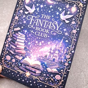 Könnte beinhalten: Rechteckige Karte mit dunkelblauem Hintergrund mit dem Text "THE FANTASY BOOK CLUB". Die Karte hat ein Fantasy-Thema mit Illustrationen von Büchern, einem Schloss, Tauben und einem Halbmond. Der Rand ist mit Blumen und Sternen verziert.