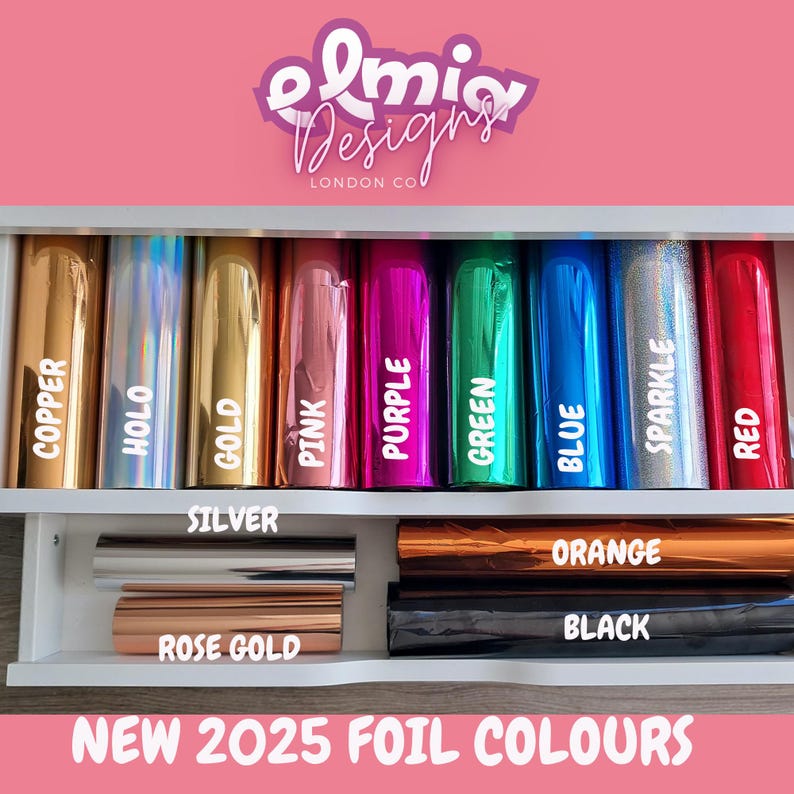 Puede incluir: Una exhibici&oacute;n de rollos de papel de aluminio de colores, incluyendo cobre, holo, oro, rosa, morado, verde, azul, brillo y rojo, en un estante blanco. Colores adicionales son plata, oro rosa, naranja y negro. El texto dice "NEW 2025 FOIL COLOURS."