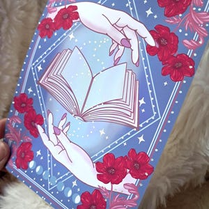 Folierte Kindle Hülle | Geschenke für Leseratten | Bücherwurm | Aufkleber | Booktok | die Leser-Tarot-Karte | Fantasie | hexenhaft | Mond | Bunt | Haut