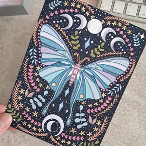 Inzetstuk bedrukt Kindle-hoesje | Lezerscadeaus | Boekachtig | Maanfase | Kindle-vinylstickers | Boekenstok | mot romantiek vlinder girly tarotkaart