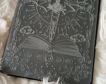 Inserto grabado para funda Kindle / Regalos para lectores / Amantes de los libros / Rosas / Decoración / Pegatinas para Kindle / Booktok / Cuarta Ala / Dragones / Fantasía / ACOTAR