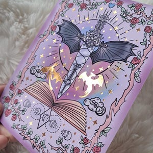 Verijdeld inzetstuk Kindle-hoesje | Lezerscadeaus | Boekachtig | Sticker | Boekenstok | draken | fantasie | Romantiek | Romantiek | Maan | Kleurrijk | Huid: