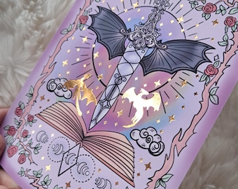 Funda Kindle con lámina metálica / Regalos para lectores / Literatura / Pegatinas / Booktok / Dragones / Fantasía / Romance / Romantasy / Luna / Colorido / Piel