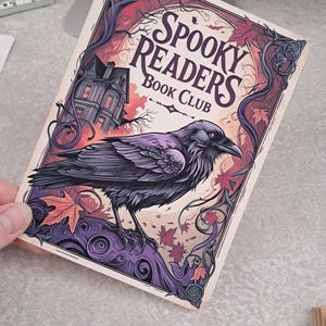 Może przedstawiać: Prostokątna karta z napisem "Spooky Readers Book Club". Szczegółowa ilustracja kruka siedzącego na gałęzi, z nawiedzonym domem w tle. Projekt zawiera fioletowe, czarne i pomarańczowe odcienie z jesiennymi liśćmi.