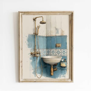 Op de afbeelding: Waterverfprint van een vintage badkamer. Het kunstwerk toont een goudkleurige douchekraan, een witte wastafel en blauw betegelde muren. De ingelijste print heeft een verweerde, antieke uitstraling, die een gevoel van nostalgie en klassiek design oproept.