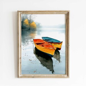 以下が含まれることがあります： 湖に浮かぶ2隻の小さなボートの水彩画。1隻はオレンジ色、もう1隻は青色で、どちらも黄色の船体です。ボートの反射が水面に映っています。背景には、木々のある霧のかかった海岸線が描かれています。