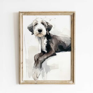 Op de afbeelding: Aquarel schilderij van een hond in een houten lijst. De hond is overwegend zwart en wit met een lichtbruine lijst. De hond ligt met gesloten ogen. Het schilderij heeft een zachte, artistieke stijl.