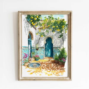 Op de afbeelding: Aquarel schilderij van een binnenplaats met een blauwe deur en citroenboom. Het kunstwerk toont een fontein, potplanten en kleurrijke tegels. Het schilderij is ingelijst in een lichtgekleurde houten lijst.