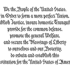 Könnte beinhalten: Ein Schwarzweißbild des Präambels der Verfassung der Vereinigten Staaten, geschrieben in einer formellen, dekorativen Schriftart. Der Text lautet: "Wir, das Volk der Vereinigten Staaten, um eine vollkommenere Union zu bilden, Gerechtigkeit zu gewährleisten, den inneren Frieden zu sichern, für die gemeinsame Verteidigung zu sorgen, das allgemeine Wohl zu fördern und die Segnungen der Freiheit für uns selbst und unsere Nachkommen zu sichern, verordnen und setzen diese Verfassung für die Vereinigten Staaten von Amerika fest."
