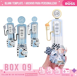 Puede incluir: Decoraciones en forma de surtidor de gasolina azul claro y blanco con la palabra "GAS" en la parte superior. Las decoraciones tienen una base a cuadros y la palabra "ONE". La imagen también incluye un coche de carreras y el texto "FAST ONE".