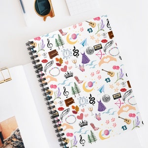 Swifty Journal spiraal notebook tijdperken geïnspireerd Swifty kous Stuffer Taylor fan concert Merch geregeerd notebook kerstcadeau voor tiener
