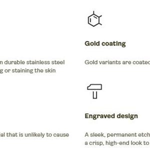 Peut inclure: Graphique informatif avec du texte d&eacute;crivant les caract&eacute;ristiques du produit. Le texte met en &eacute;vidence l'acier inoxydable, le placage or, les mat&eacute;riaux hypoallerg&eacute;niques et la gravure. Les descriptions mettent l'accent sur la durabilit&eacute; et l'esth&eacute;tique haut de gamme.