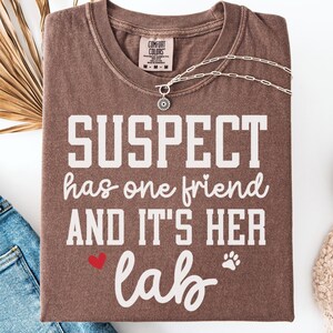 Chemise de laboratoire drôle, t-shirt de maman Labrador couleurs confort, cadeau pour amateur de laboratoire, t-shirt de maman labrador suspect, col rond technique vétérinaire, cadeau pour propriétaire de chien labrador