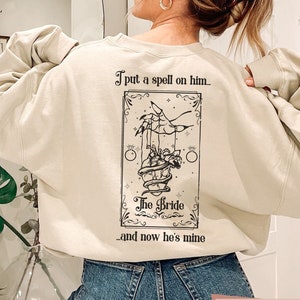 Sudadera de esposa bruja, regalo de compromiso gótico, camiseta de novia con carta del tarot espeluznante, suéter de aquelarre nupcial de bruja de Salem, suéter de novia de Halloween espeluznante